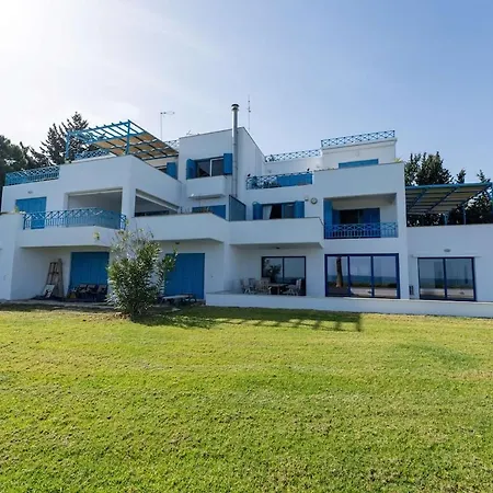 Beachfront Mediterranean Escape 3bd Sea View