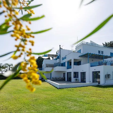 Beachfront Mediterranean Escape 3bd Sea View Daire Pentakomo