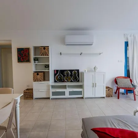 Daire Beachfront Mediterranean Escape 3bd Sea View Pentakomo