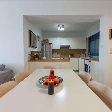 Beachfront Mediterranean Escape 3bd Sea View *