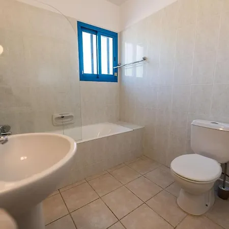 Beachfront Mediterranean Escape 3bd Sea View Lejlighed Pentakomo