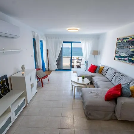 Beachfront Mediterranean Escape 3bd Sea View Apartamento Pentakomo