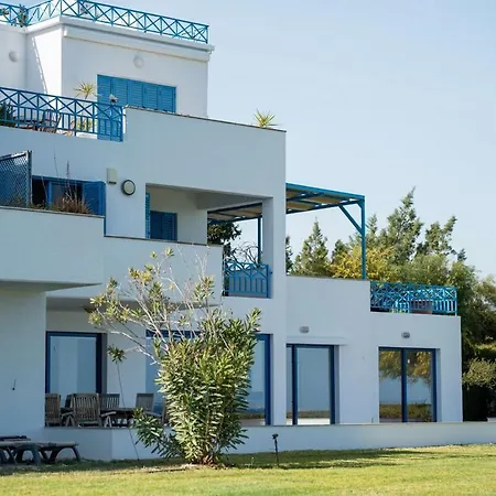 Beachfront Mediterranean Escape 3bd Sea View *