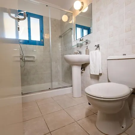 Beachfront Mediterranean Escape 3bd Sea View Lejlighed *