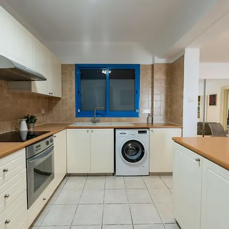 Beachfront Mediterranean Escape 3bd Sea View Apartamento Pentakomo