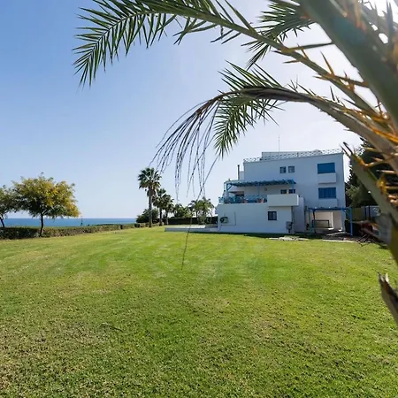 Beachfront Mediterranean Escape 3bd Sea View Lejlighed