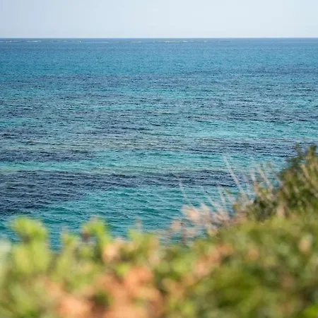 Beachfront Mediterranean Escape 3bd Sea View Lejlighed