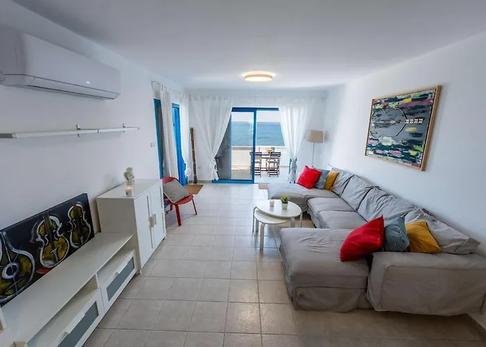 Beachfront Mediterranean Escape 3bd Sea View Apartmán Pentakomo