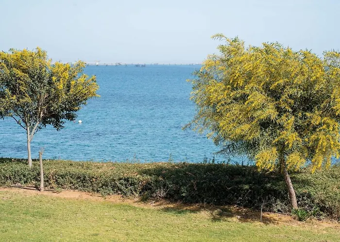 Beachfront Mediterranean Escape 3bd Sea View