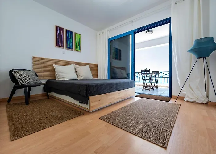 Beachfront Mediterranean Escape 3bd Sea View Apartmán