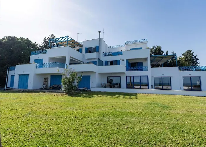 Beachfront Mediterranean Escape 3bd Sea View