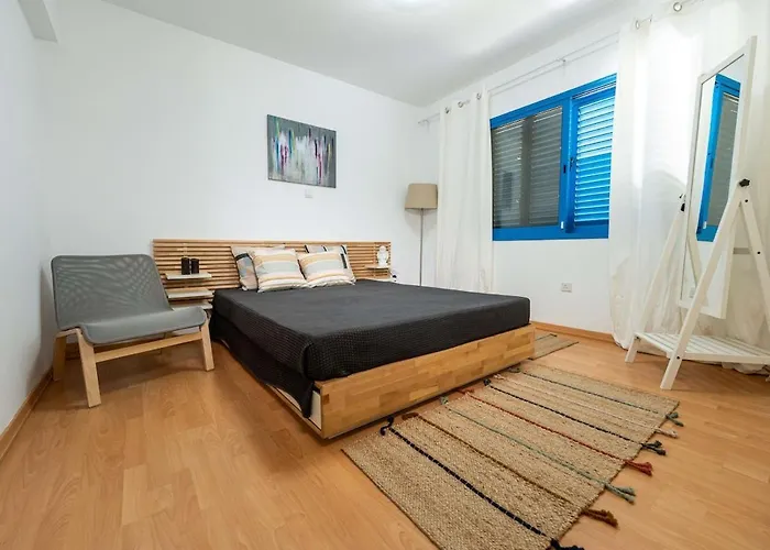 Beachfront Mediterranean Escape 3bd Sea View