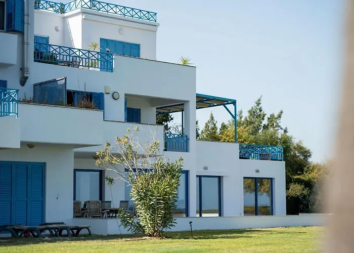 Beachfront Mediterranean Escape 3bd Sea View *