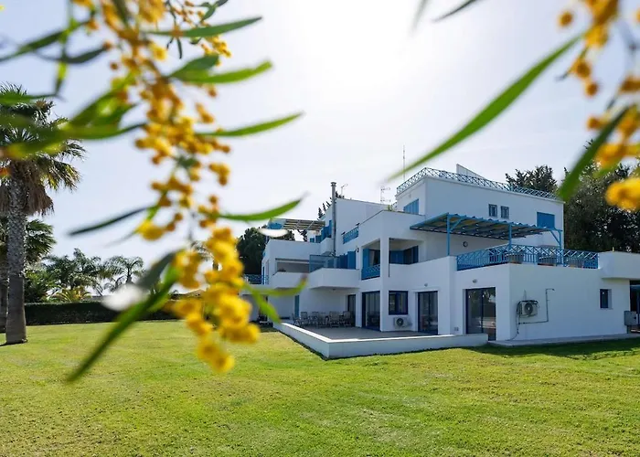 Beachfront Mediterranean Escape 3bd Sea View Apartmán Pentakomo