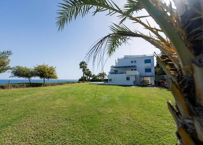 Beachfront Mediterranean Escape 3bd Sea View Apartmán