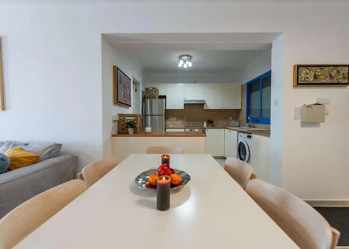 Beachfront Mediterranean Escape 3bd Sea View *